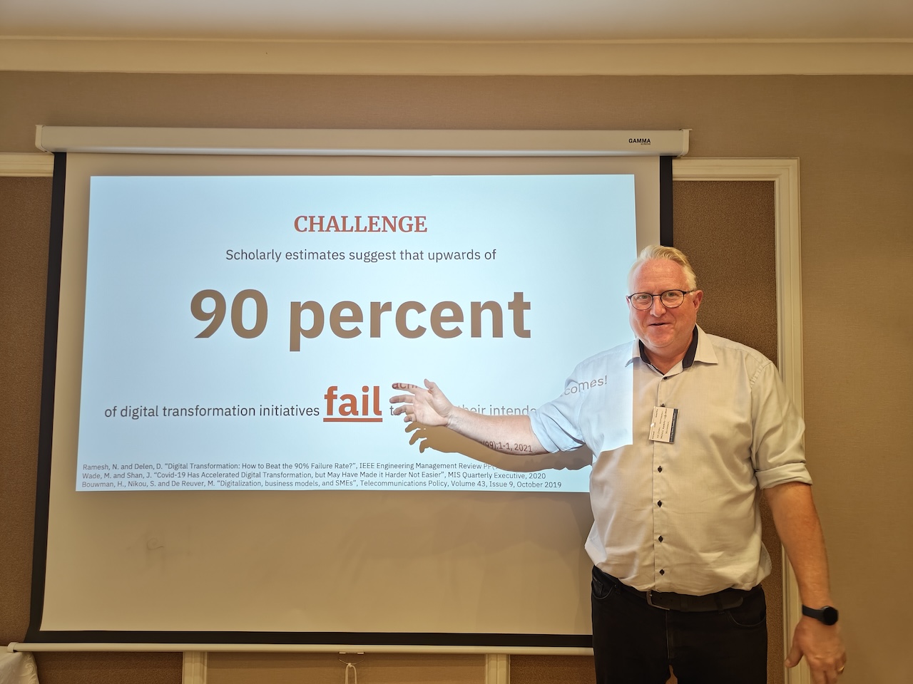 Kristian Stoffregen presenting the SMEDT framework at MobiWIS 2025 in Istanbul